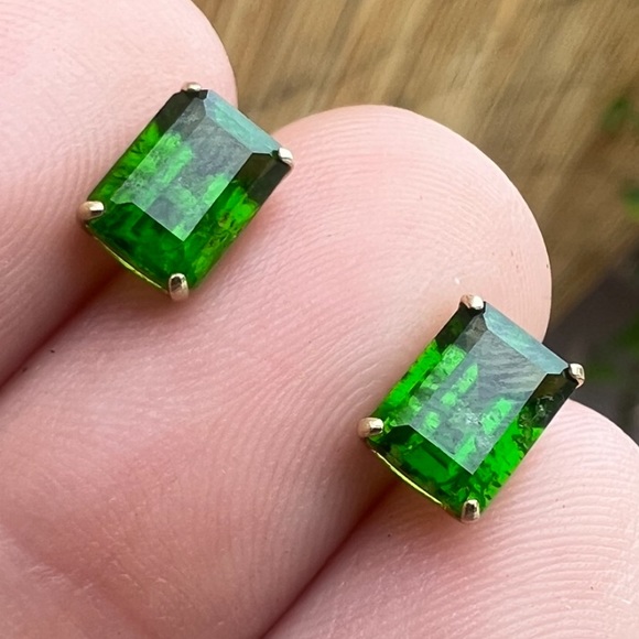 solid 10k gold genuine rich green chrome diopside emerald